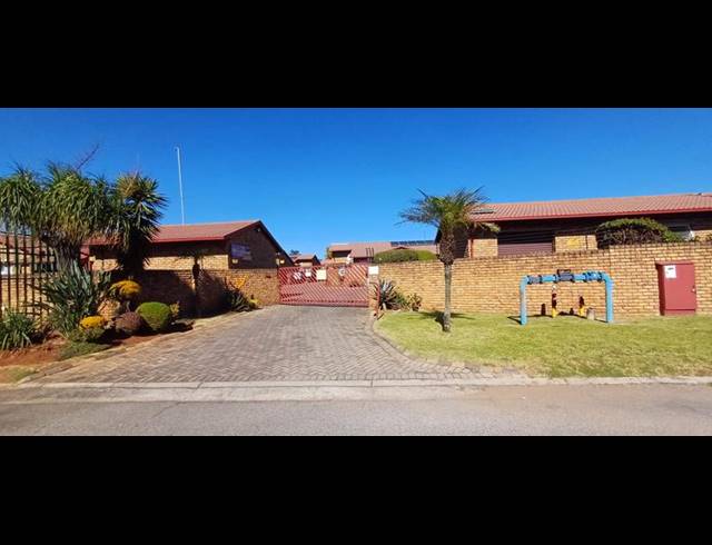 3 BEDROOM TOWNHOUSE FOR SALE IN EDLEEN